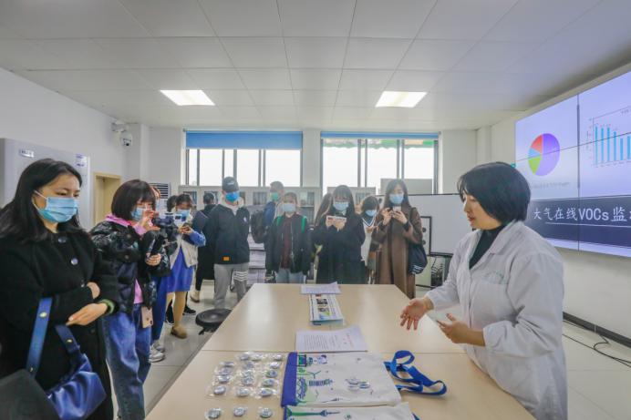 采风团走进成都大气重点实验室 对话成都生态环境局领导 为成都环保献言献策