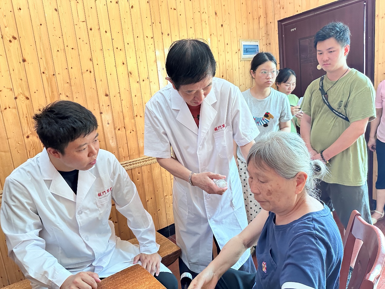 非遗獨龍针、龍門正骨传承人罗俊卿、罗雷到陶公庙为社区居民义诊