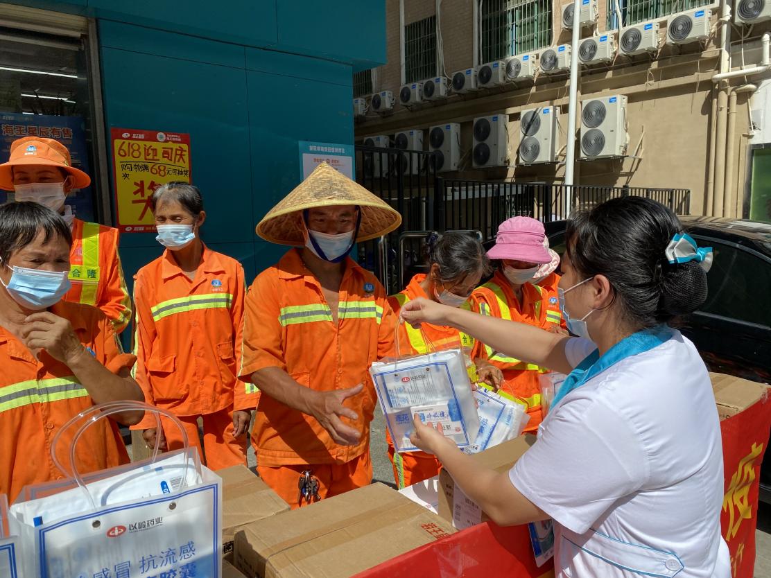 “连花呼吸健康公益行”向深圳一线抗疫人员发放防疫物资