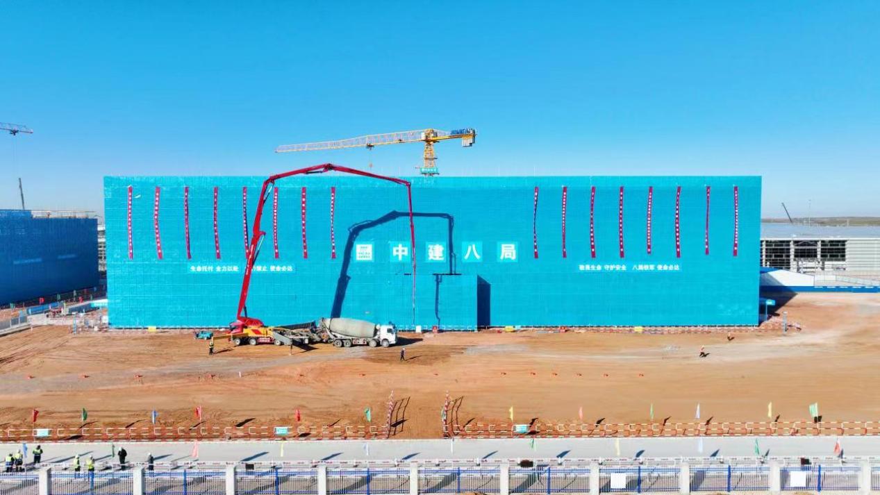 全球最大太陽能工廠——中建八局蒙蘇經濟開發區隆基新能源科技產業園項目首棟綜合樓封頂