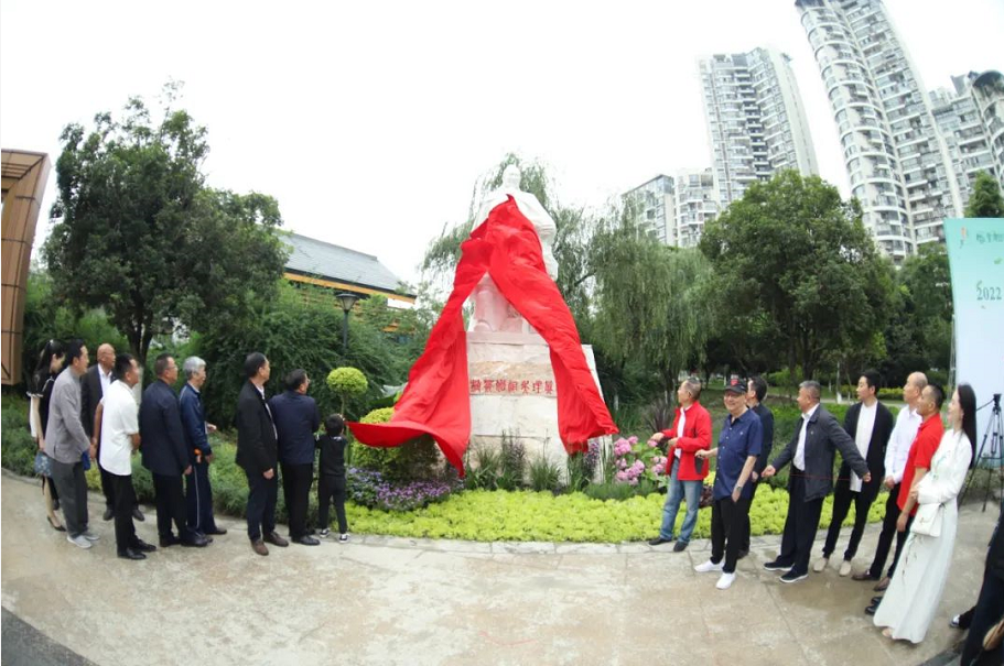 植茶始祖吴理真汉白玉雕像在成都茶文化公园揭幕
