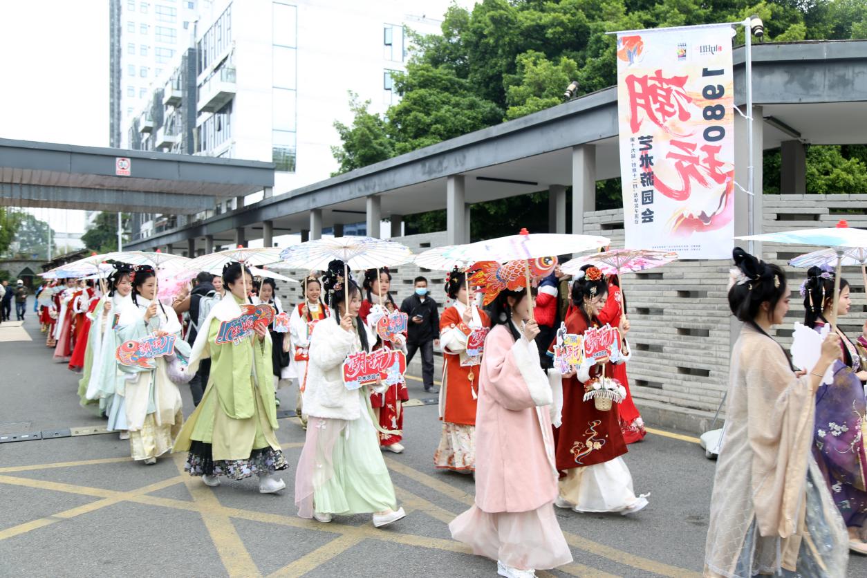 第十九届深圳创意十二月龙华区系列活动 1980潮玩艺术游园会玩趣来袭