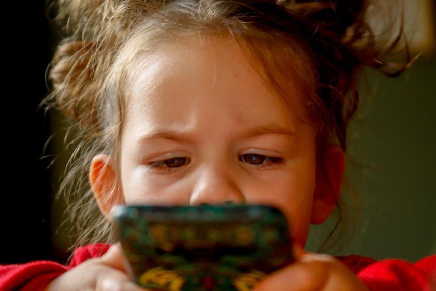 华尔街日报：沉迷“短视频”，在让孩子的注意力持续缩短！