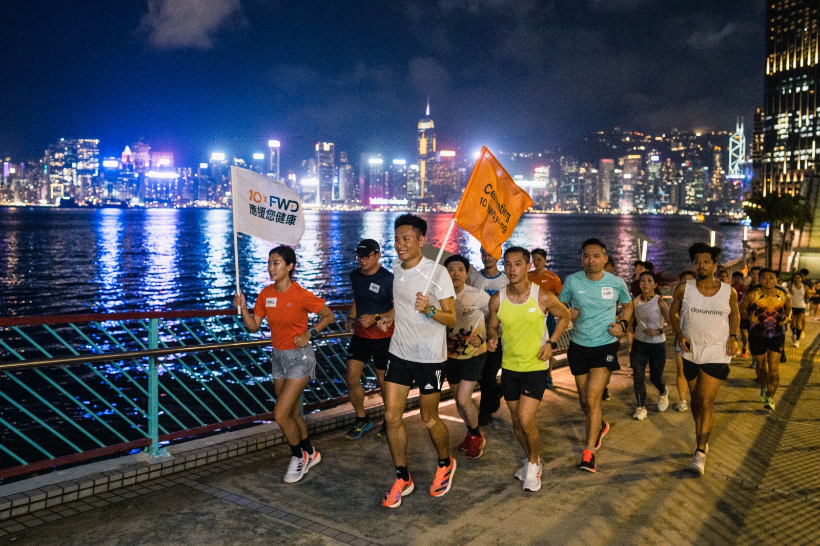 由2023年香港馬拉松半馬組別男女子總冠軍黃啟樂和羅映潮帶領維港海傍夜跑.jpg