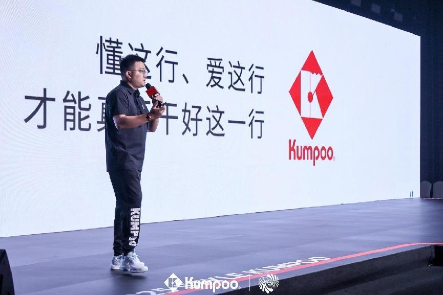 薰风销售总经理黄栋先生在发布会上发表了开场致辞,他表示,薰风已经