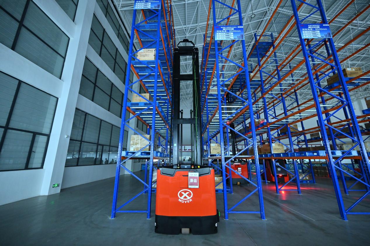 2025仓库堆垛机器人哪家强？中力数智全球首发重载双侧叉窄通道机器人(图3)