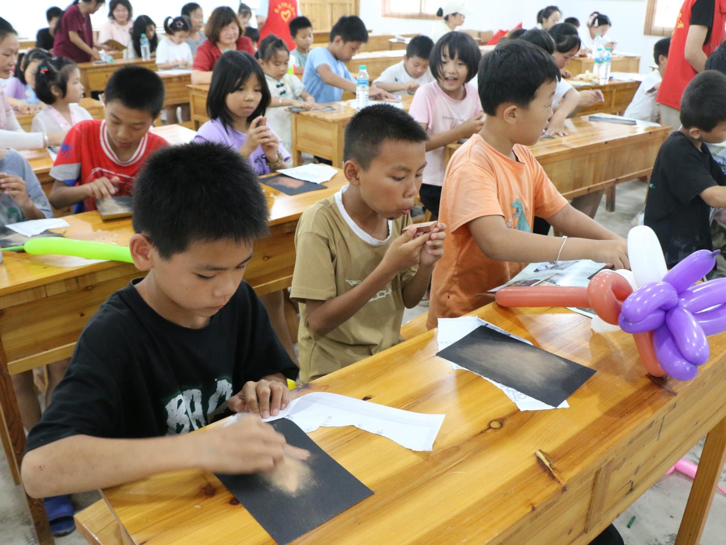 匠心润童心：江西环境工程职业学院“大白杨” 社会实践团队多维守护留守儿童成长