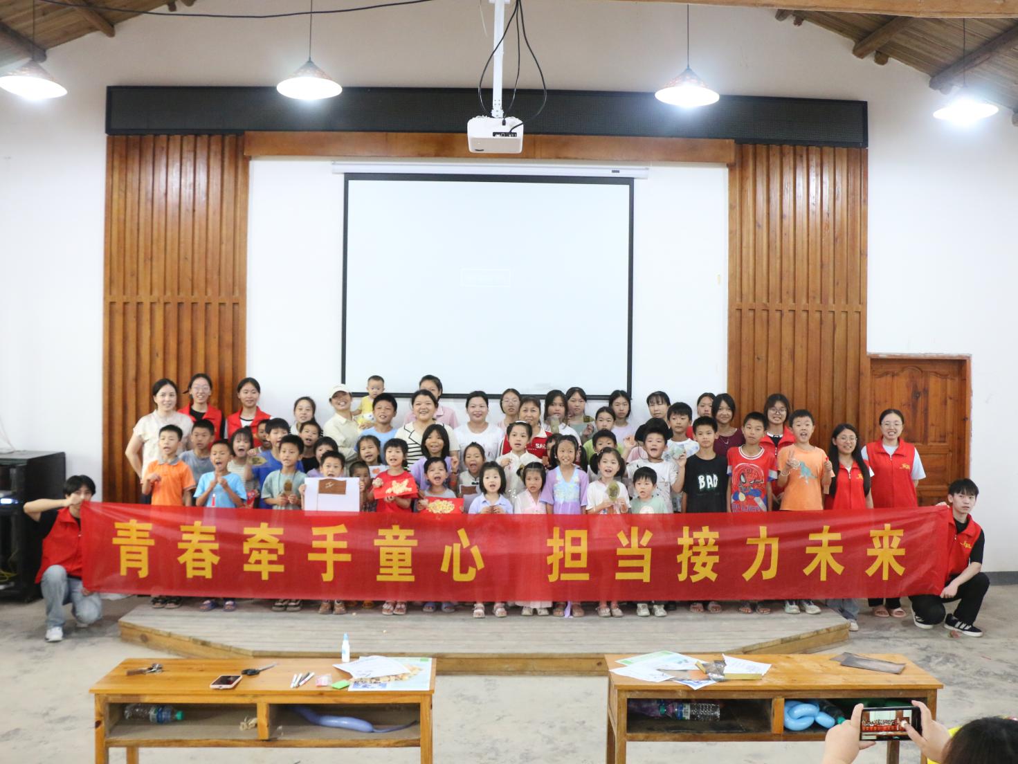 匠心润童心：江西环境工程职业学院“大白杨” 社会实践团队多维守护留守儿童成长