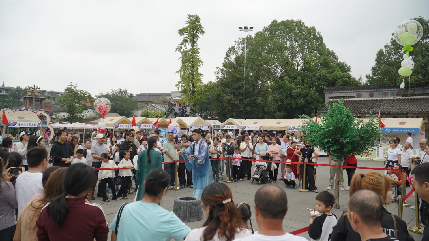 洛带古镇国庆“喜剧周”：街头喜剧活化非遗，打造沉浸式文旅新体验