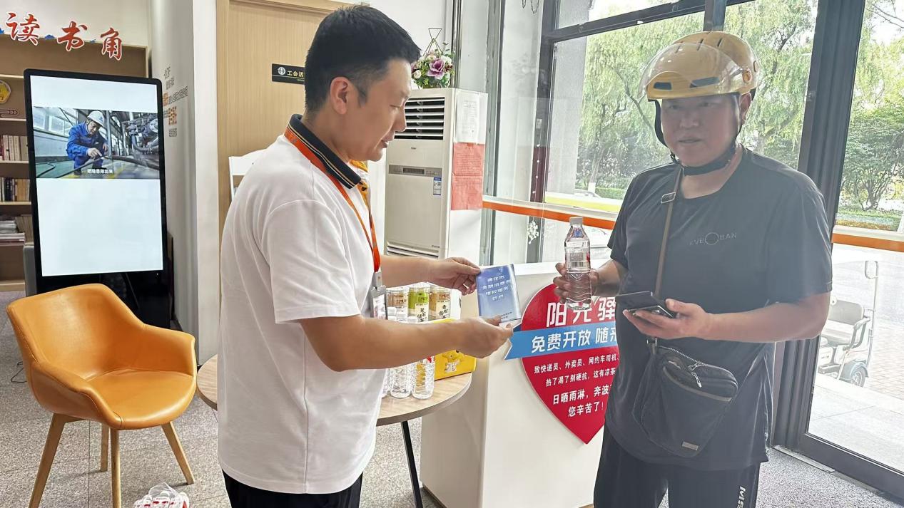 阳光驿站送清凉 阳光人寿多地开展关爱“两司两…